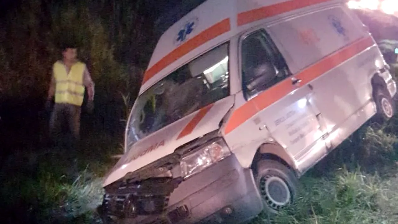 O ambulanţă condusă de un şofer beat a fost implicată într-un accident. Asistenta şi pacientul din vehicul au fost răniţi | FOTO