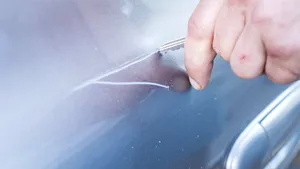 Un bărbat este acuzat că a zgâriat peste 600 de maşini