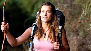 Povestea femeii care a renunţat la civilizaţie. Nu are telefon, ceas sau laptop şi vânează cu arcul