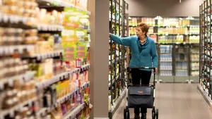 ECONOMIC Amenzi de aproape 18 milioane de lei pentru hipermarketurile care vând prea scump ouă lapte sau pâine