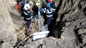 FOTO | Trupul neînsufleţit al unui bărbat căzut de mai multe zile într-un puţ din Vaslui, scos de pompieri după 10 ore