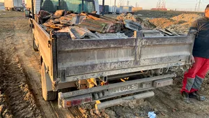 Garda de Mediu Harghita a confiscat un camion care transporta ilegal deşeuri