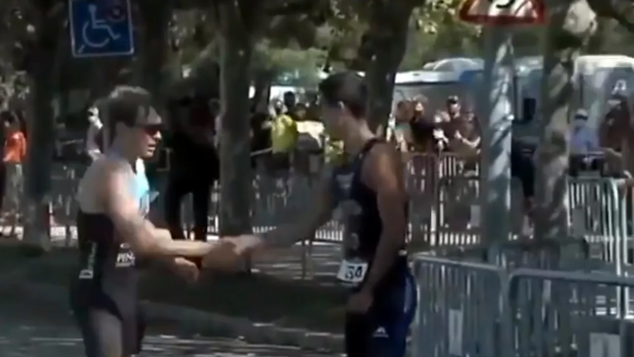 VIDEO | Triatlonul de la Barcelona: Schimbări în clasament, pe ultima sută de metri. Locul 3, cedat „din mers” unui oponent