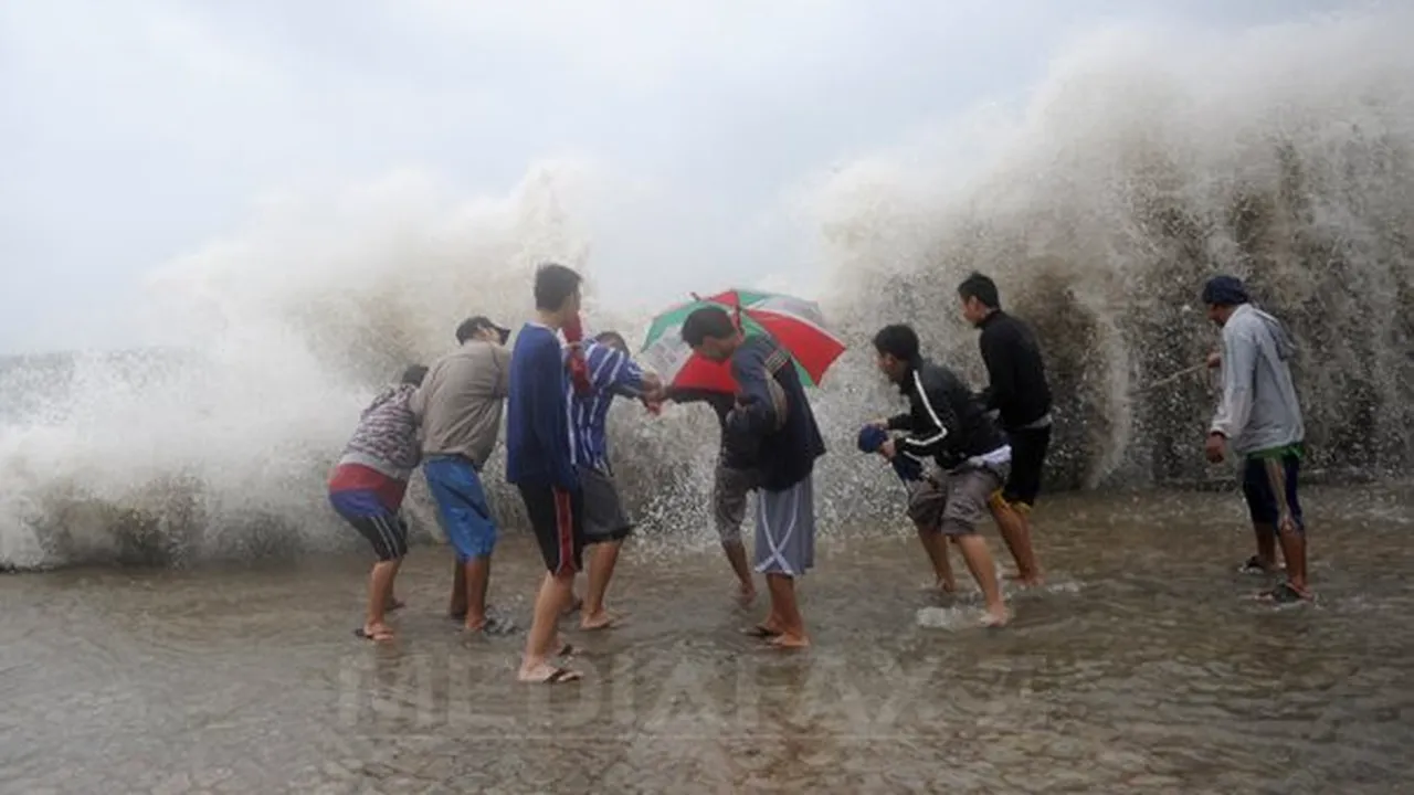 Cel puţin 23 de morţi şi 35 de dispăruţi în Filipine, după trecerea taifunului Nesat - FOTO, VIDEO