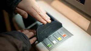 Veşti bune pentru cei care îşi primesc pensiile pe card. Anunţul făcut de ministrul Muncii: Am intervenit prompt