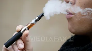 Vaping-ul, motiv de controversă. OMS spune că e pericol pentru sănătate, experţii britanci îl recomandă 