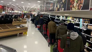 PSD: Efectul închiderii magazinelor la 18.00 - Aglomerare, oameni înghesuiţi la cozi uriaşe 