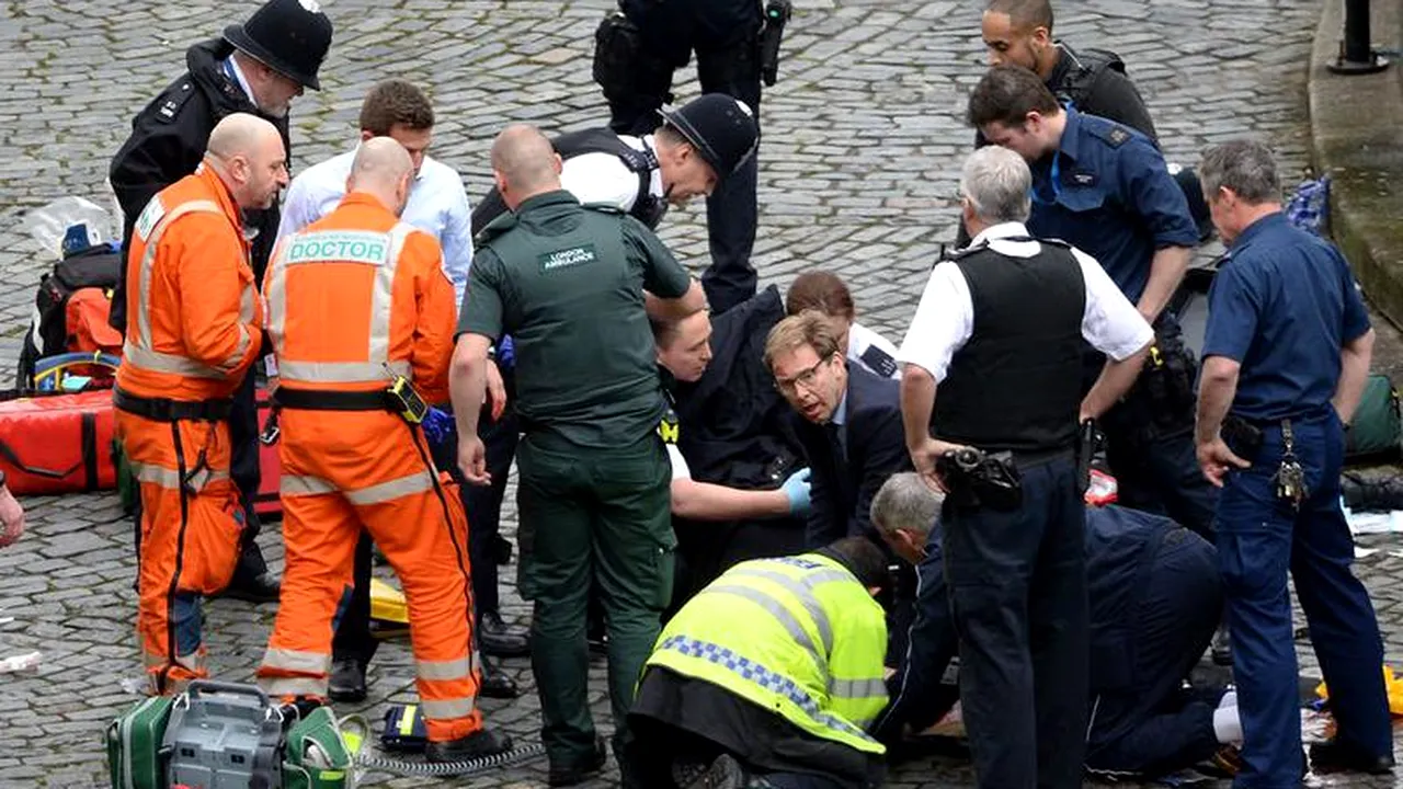 FOTO Selfie la locul ATACULUI din Londra. Gestul unui pieton a încins reţelele de socializare, internauţii vor să-l identifice şi să-i aplice pedeapsa sharing-ului