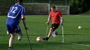 Fotbalul a devenit o cale de reabilitare pentru veteranii ucraineni răniţi în războiul cu Rusia