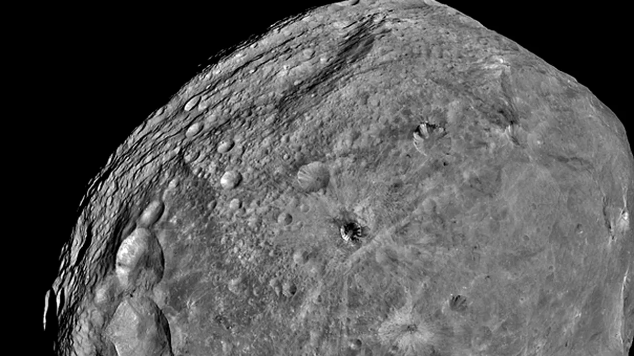 Omul de zăpadă din spaţiu. Imagini uimitoare ale asteroidului Vesta - VIDEO