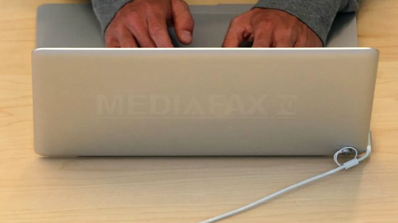 Cei mai mari fani ai Internetului sunt tinerii. Cât timp petrec românii în mediul on-line