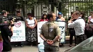 Zeci de romi au protestat în faţa Ambasadei Italiei