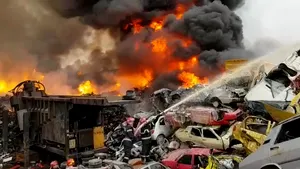 Un incendiu MASIV a izbucnit la un centru de dezmembrări auto. Pompierii intervin cu 13 autospeciale