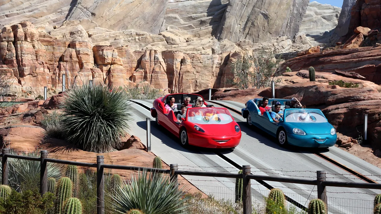 Disneyland California se închide din cauza pandemiei COVID-19