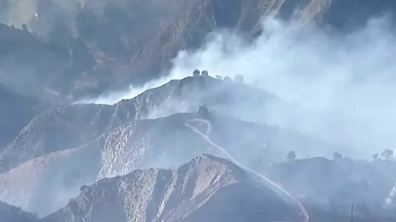 Evacuări urgente în nordul Los Angelesului din cauza unui incendiu de vegetație care se extinde rapid