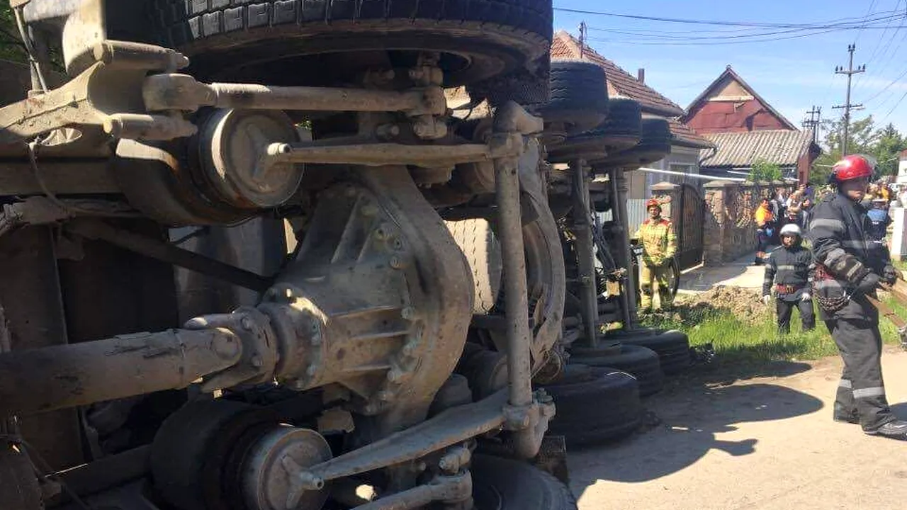 Bihar megye: két személy életét vesztette, amikor felborult egy kaviccsal megrakott teherautó