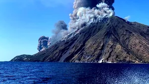 Un turist a decedat în urma erupţiei vulcanului Stromboli din Italia | FOTO, VIDEO