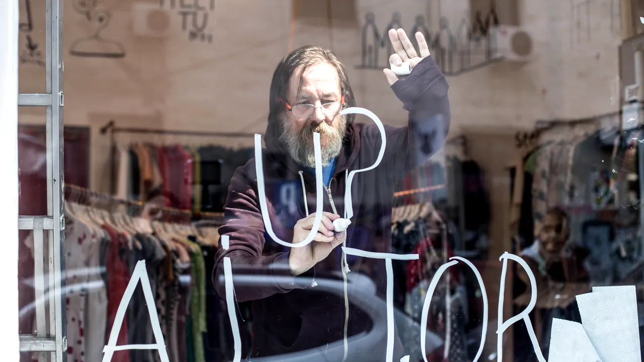 Noaptea Albă a Galeriilor: Artistul Dan Perjovschi dă cadou 274 de desene, în semn de protest, după episodul Art Safari