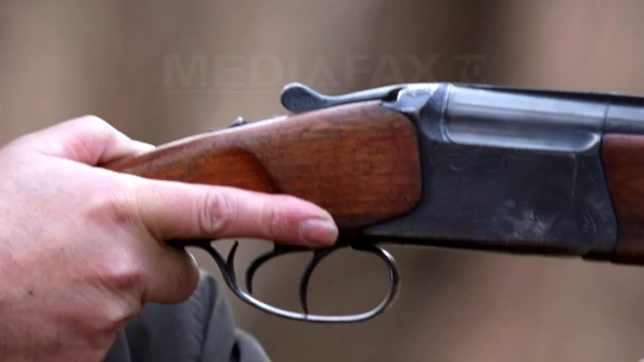 Un bărbat a fost împuşcat mortal la o partidă de vânătoare. Arma s-a descărcat accidental