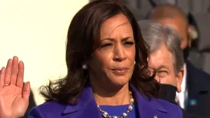 Ce semnificaţie aparte au perlele purtate de Kamala Harris la depunerea jurământului pentru funcţia de vicepreşedinte al SUA