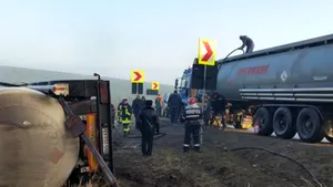 Arad: O cisternă încărcată cu motorină a ieşit de pe carosabil pe DN 79. Circulaţia, reluată după şase ore - VIDEO