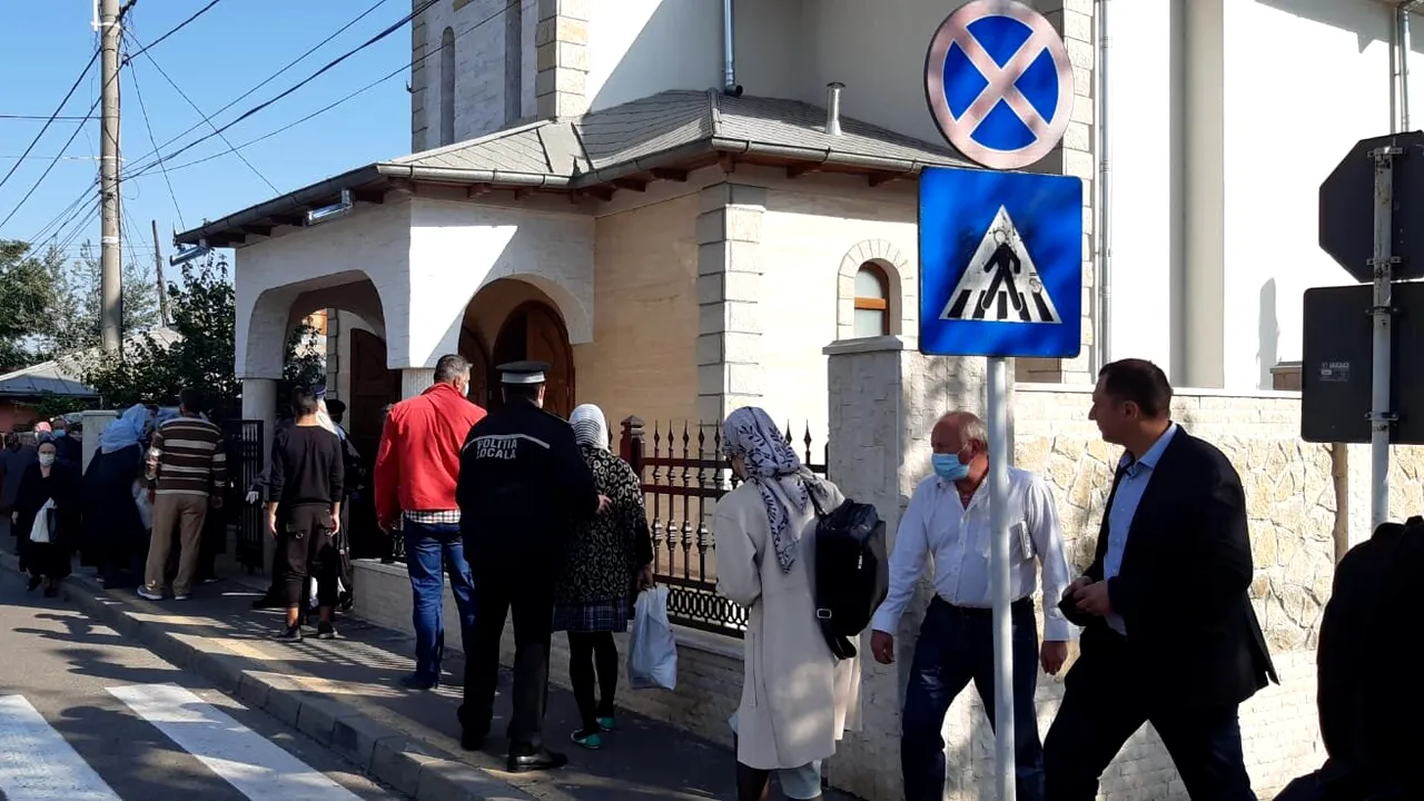 FOTO: Controale la Galaţi, unde o slujbă de sfinţire a adunat zeci de oameni în faţa bisericii