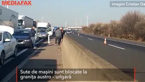 Mii de români, blocaţi departe de casă: „Coadă interminabilă. Stăm de la ora 1 dimineaţa, nu avem apă, nu avem mâncare”