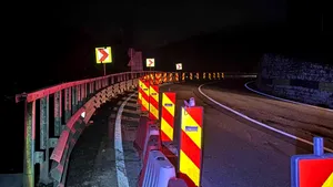 Alunecare de teren în zona Comarnic. Traficul pe DN1 este restricționat