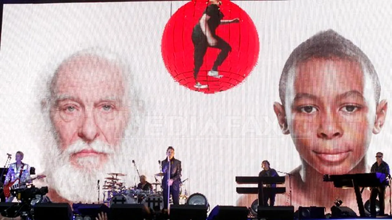Un concert al trupei Depeche Mode, susţinut într-un studio TV, difuzat în direct în Times Square