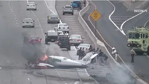 VIDEO | Un avion de mici dimensiuni s-a prăbuşit pe o şosea întens circulată din Statele Unite: Două persoane au fost rănite