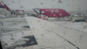 FOTO TRAFICUL AERIAN dat peste cap de ninsorile abundente: Sute de oameni, BLOCAŢI pe Aeroportul Iaşi, din cauza curselor amânate