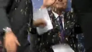 Mario Draghi, înjurat de o protestatară, care a urcat pe biroul lui, în cursul unei conferinţe - VIDEO