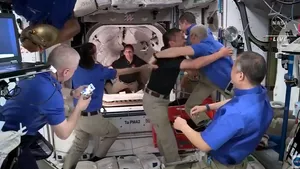 FOTO Moment de bucurie după 24 de ore petrecute pe orbită. Capsula privată SpaceX a andocat la Staţia Spaţială Internaţională