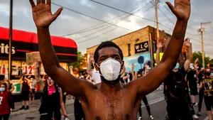 Noi proteste violente în Minneapolis, în urma uciderii unui bărbat de culoare de către un poliţist