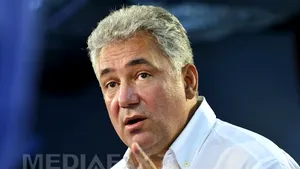 Videanu: Cei interesaţi de hoţiile lui Ponta, inclusiv DNA, să îi studieze declaraţiile de avere