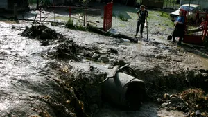 Pod provizoriu, luat de ape în Bacău. Trei localități au rămas izolate