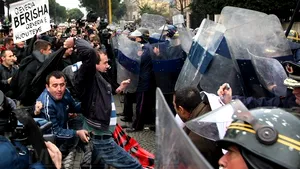 Tirana: Confruntări între poliţie şi manifestanţi soldate cu trei morţi - FOTO