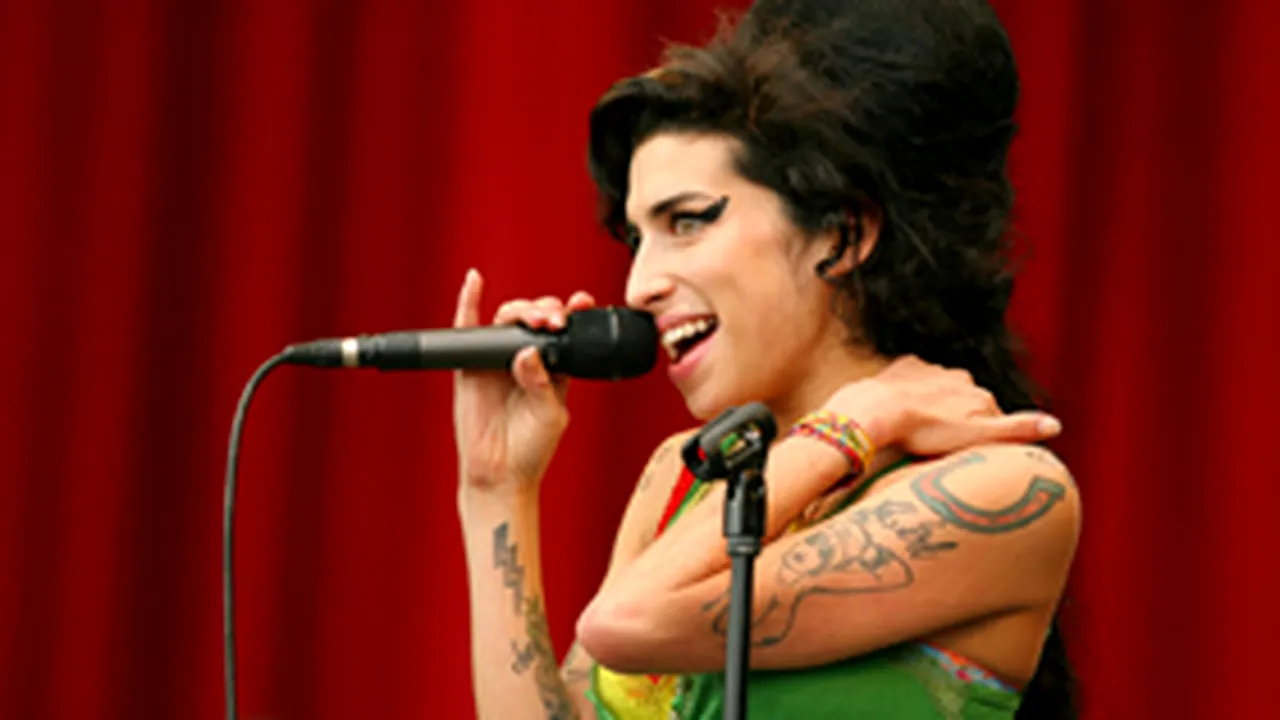 Amy Winehouse s-a internat într-o clinică de dezintoxicare