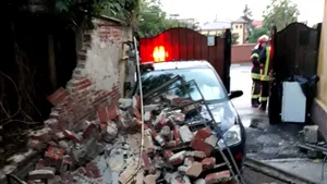 FOTO Străzi inundate şi maşini distruse în Craiova, după o ploaie de o oră