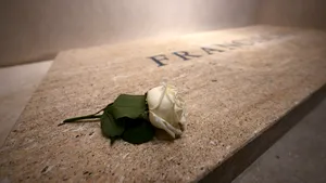 Mii de oameni au fost la mormântul Papei Francisc