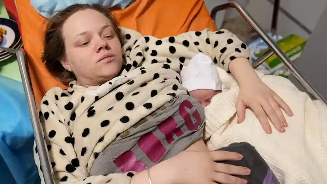 Tânăra însărcinată care a scăpat din bombardamentul maternităţii din Mariupol a născut o fetiţă FOTO