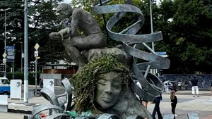 Un artist acoperă o sculptură cu deșeuri din plastic în fața ONU, în semn de protest față de poluare