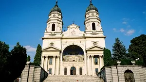 Guvernul acordă gratuit Mitropoliei Moldovei şi Bucovinei şase vile şi o sală polivalentă