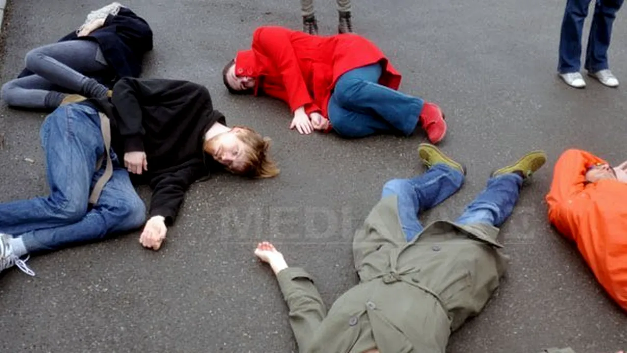 Miercurea Ciuc:Mai mulţi tineri au simulat moartea prin asfixiere, într-un flashmob pentru aer curat