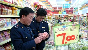 Scandaluri alimentare în China: 2000 de arestări şi 5000 de companii închise