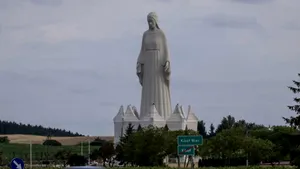 Cea mai înaltă statuie a Fecioarei Maria din Europa a fost inaugurată cu elicoptere și petale de trandafiri