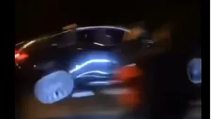  Cum arată o „cascadorie” nereuşită marca Tesla. Vehiculul a zburat prin aer şi a lovit două maşini 