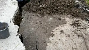 UPDATE. Trei locuințe au rămas izolate în urma unei alunecări de teren în județul Vaslui. Drumul de acces în localitate a fost afectat