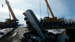 Pârâul Nadeş, poluat cu motorina scursă de la cisterna care s-a răsturnat, în judeţul Mureş | FOTO, VIDEO