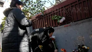 Zeci de persoane depun flori şi aprind lumânări în memoria lui Păunescu, la casa acestuia - VEZI VIDEO